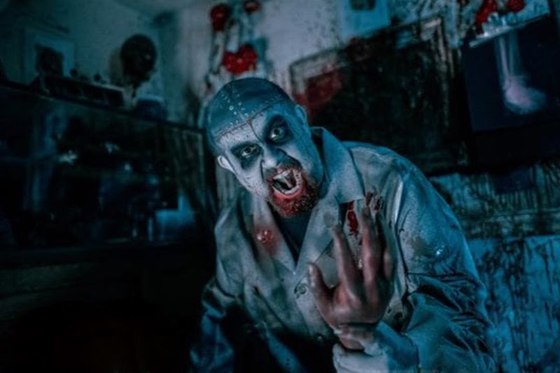 Frightland haunted house in Delaware psycho doctor in a haunted clinic