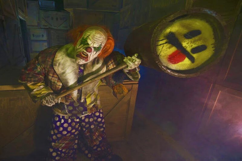 Grissom Maze of Terror, scary joker holding the weapon